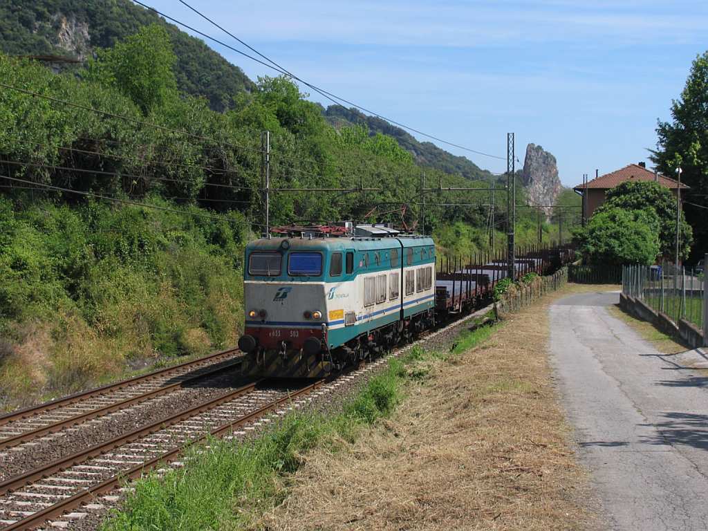 E655.503 mit einem Gterzug in die Richtung von Massa in die Nhe von das ehemalige Bahnhof Montignoso am 11-5-2012.