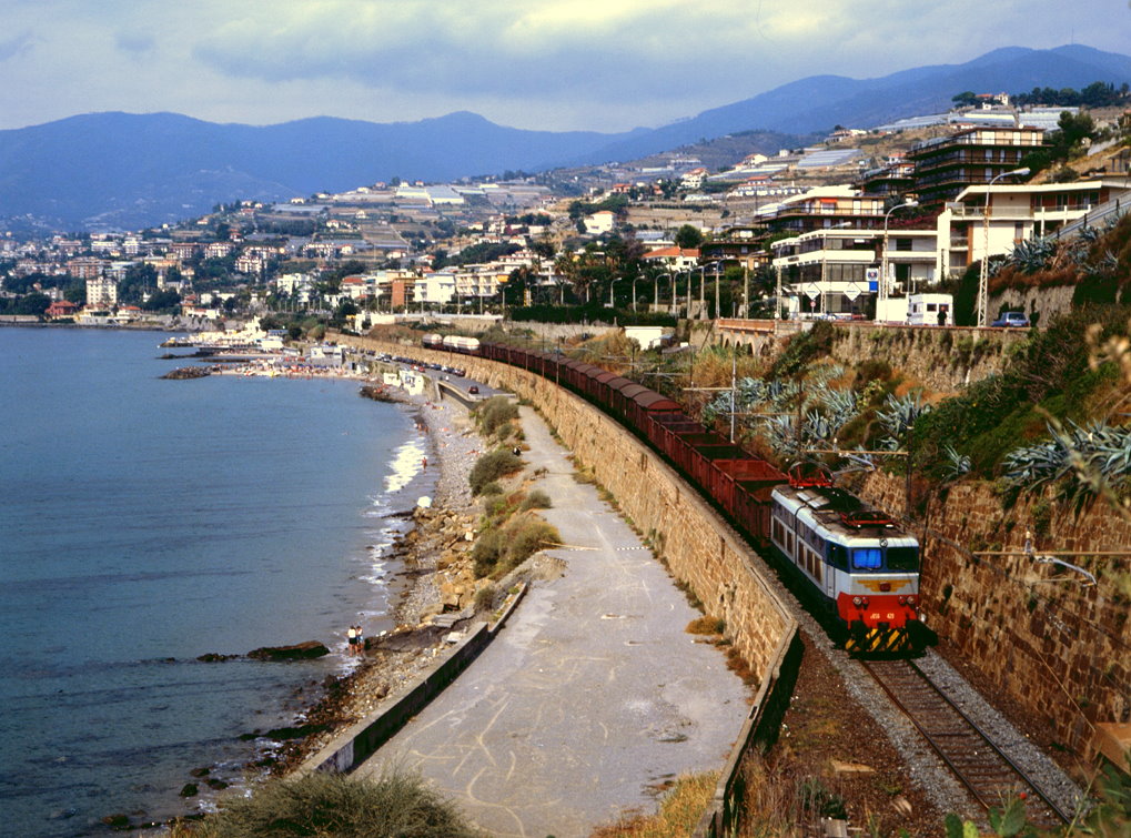 E656 420 verlsst San Remo in Richtung Genua, 08.09.1994. Hier fhrt leider schon lange kein Zug mehr ...