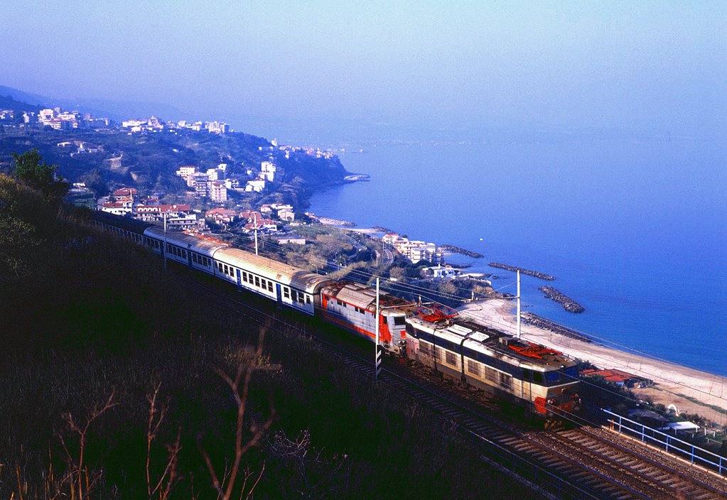 E656 447 mit einer unbekannten E424 im Schlepp bei Pizzo an der nrdlichen Kste Calabriens, 18.03.2002.