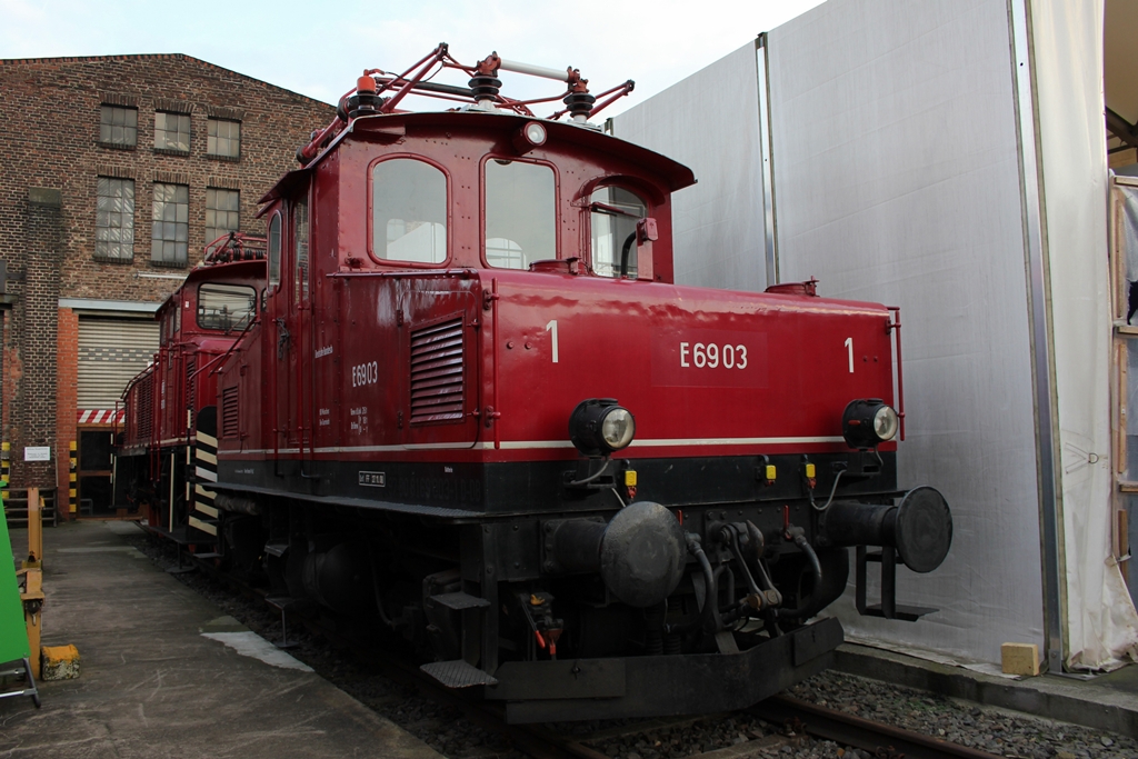 E69 03 im DB Museum Koblenz am 14.1.2012. Diese Lok wird dieses Jahr 100 Jahre alt und ist zur Zeit die lteste Betriebsfhige Lok der DB, deswegen wird es am 2.6.2012 mit weiteren E69 eine Geburtstag Parade gefeiert.