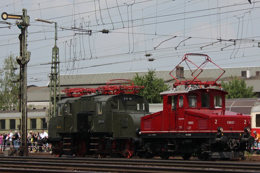 E69 03 mit der E71 19 am 21.5.11 bei der Lokparade in Koblenz-Ltzel.