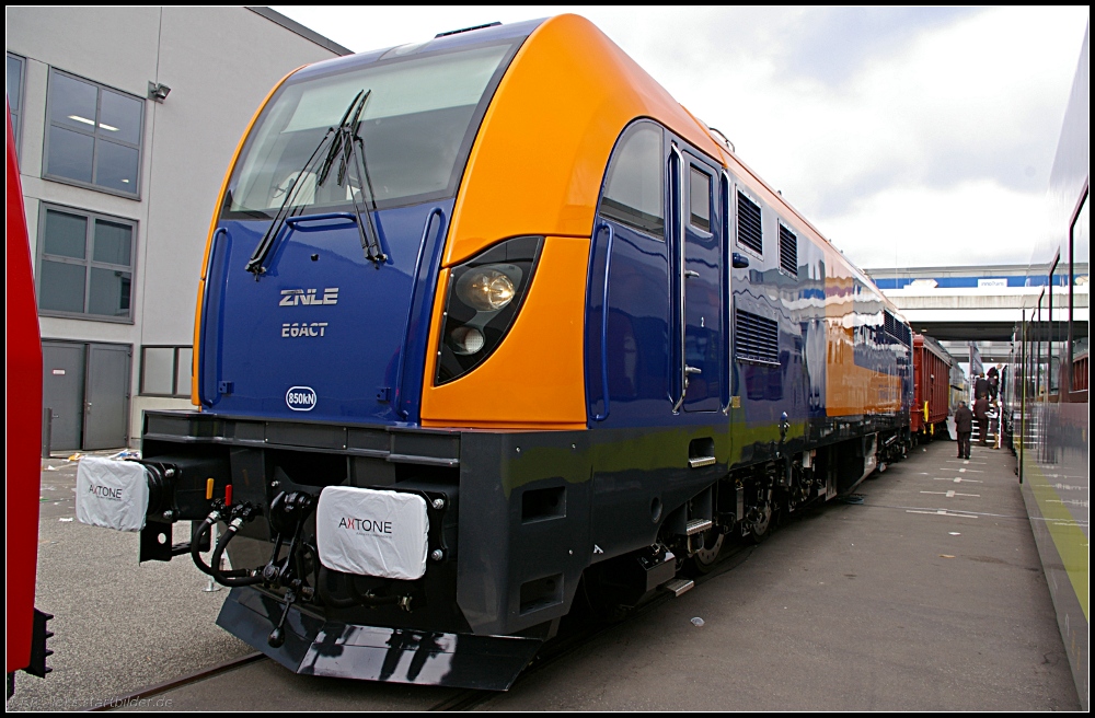 E6ACT Dragon ist eine Elektrolokomotive f�r 3000V vom polnischen Hersteller ZNLE (INNOTRANS 2010, gesehen Berlin 21.06.2010)