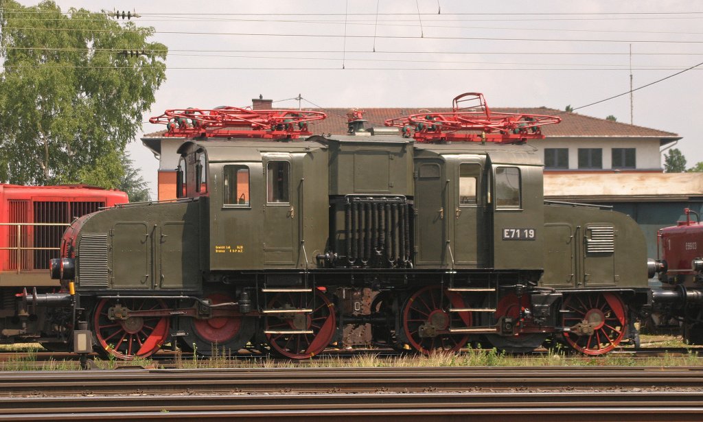 E71 19 wird von E69 03 am 21.5.11 in Koblenz-Ltzel gezogen