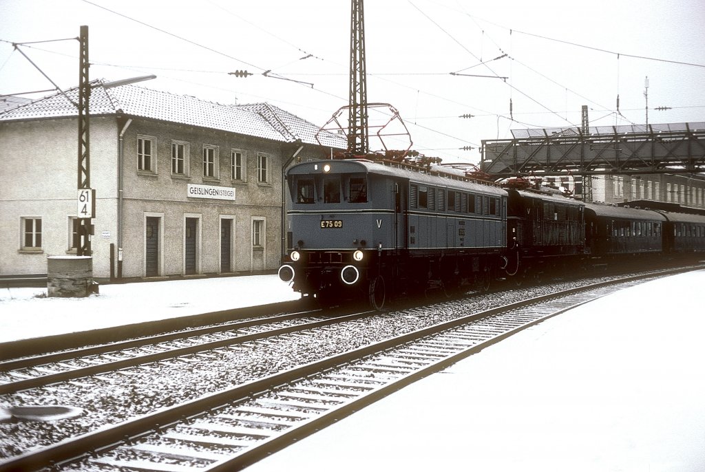 E75 09 + E44 002  Geislingen  04.01.87