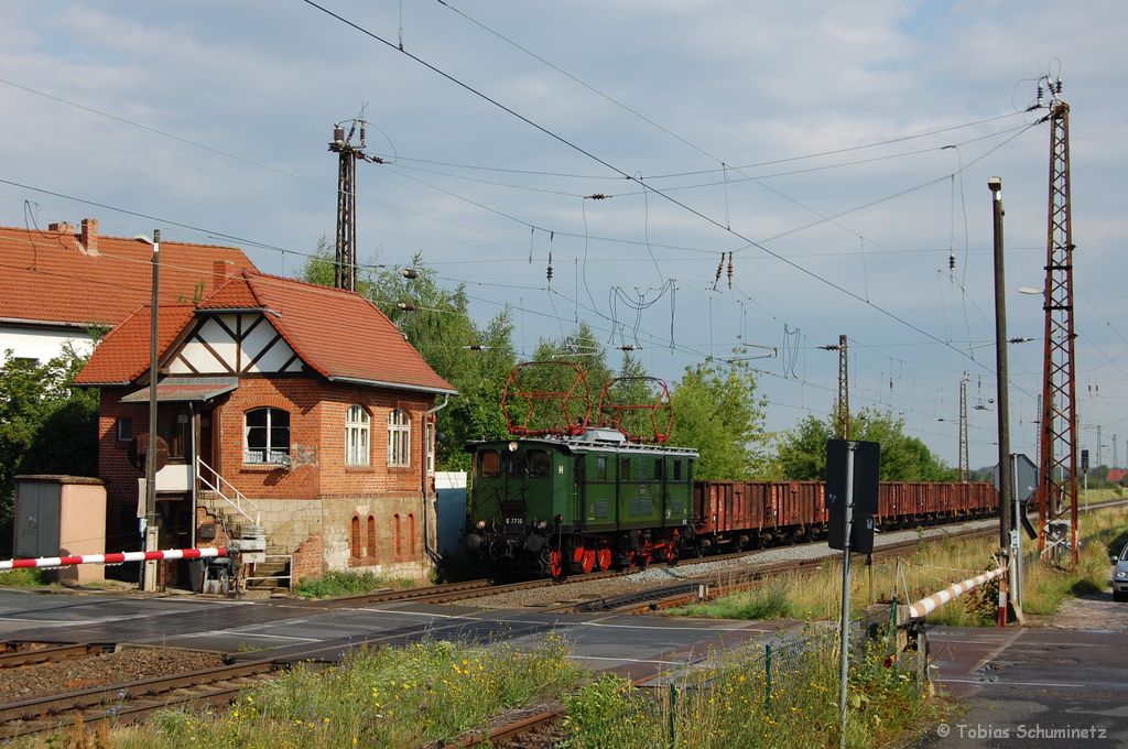 E77 10 am 09.07.2011 mit Gterzug in Stumsdorf