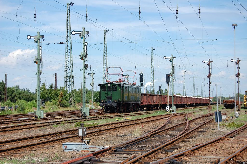 E77 10 mit Gterzug in Merseburg Gbf am 09.07.2011. Zum Zeitpunkt der Aufnahme wurden schon die ersten KS-Signale aufgestellt, lange wird es also die schne Formsignalreihe nicht mehr geben.