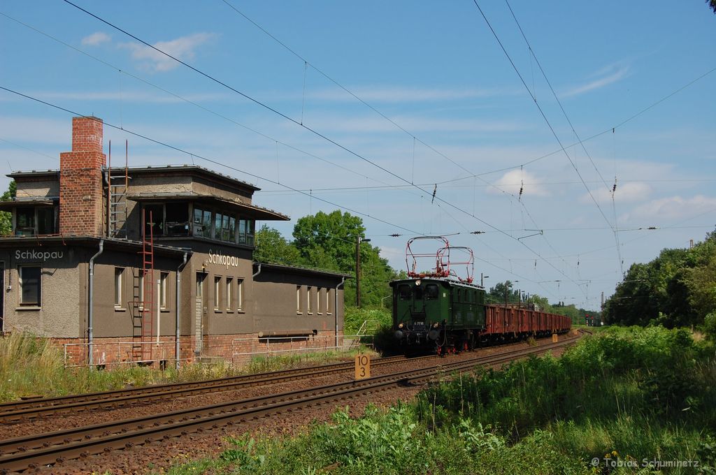 E77 10 mit Gterzug in Schkopau am 09.07.2011