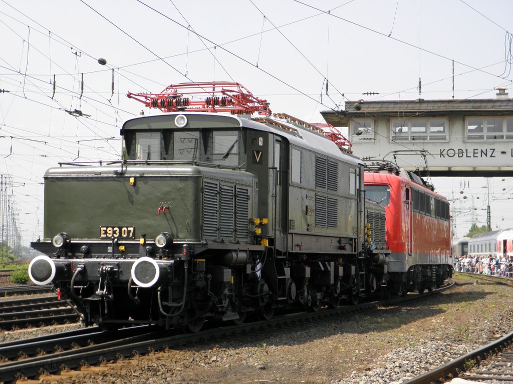 E93 07 und als Schublok 115 152 von E10 EV. bei der Parade in Koblenz L�tzel am 21.5.2011
