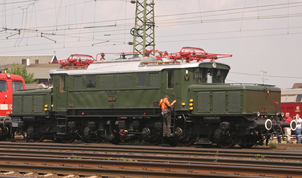 E93 07 wird am 21.5.11 von 115 152 durch das DBM Koblenz geschoben