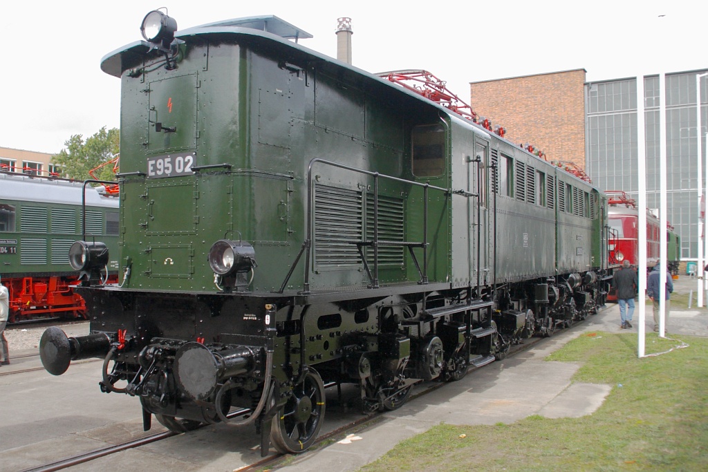 E95 02 am 18.09.2010 bei Bombardier Hennigsdorf zum Tag der offenen Tr