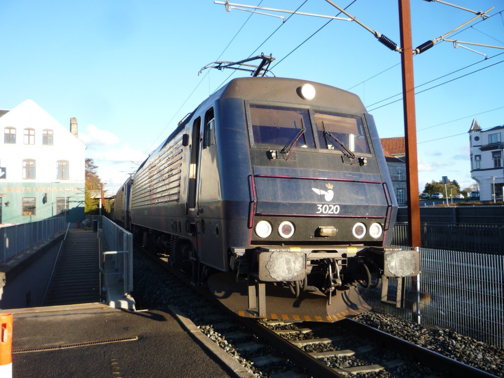 EA3020 G.F. Ursin in scharfen Morgenlicht, bei nicht planm�ssigen Halt in Ejby, Fyn, 16.10 2010