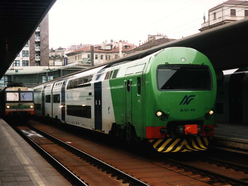 EA761-014 der Ferrovie Lombarde (FL) auf Bahnhof Milano Stazione Ferrovie Nord am 14-1-2001. Bild und scan: Date Jan de Vries.