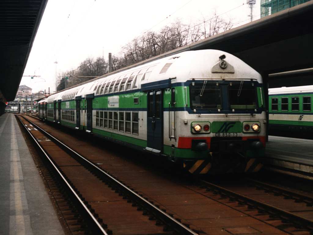 EA850-13, EB950-25, EB950-24, EB750-19 der Ferrovie Lombarde (FL) mit Regionalzug Milano Nord-Saronno auf Bahnhof Milano Stazione Ferrovie Nord am 14-1-2001. Bild und scan: Date Jan de Vries.