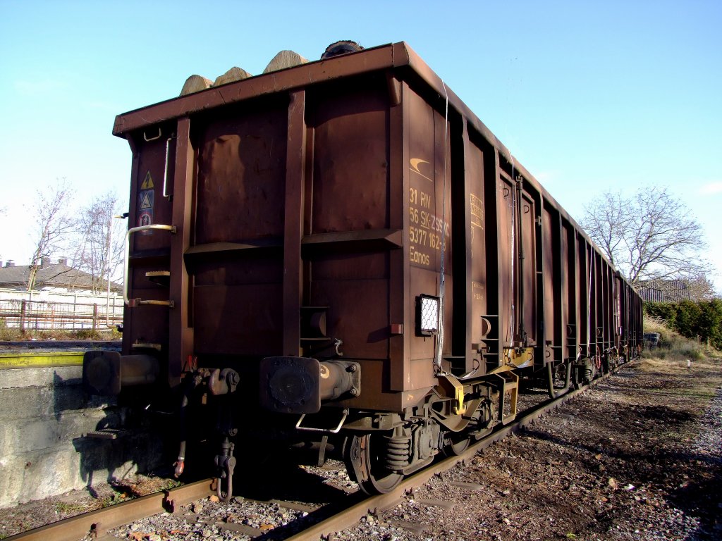 Eanos, 3156(SK-ZSSKC)5377162-8 steht mit Rundholz beladen, am Bhf. Ried zur Entladung bereit;111202