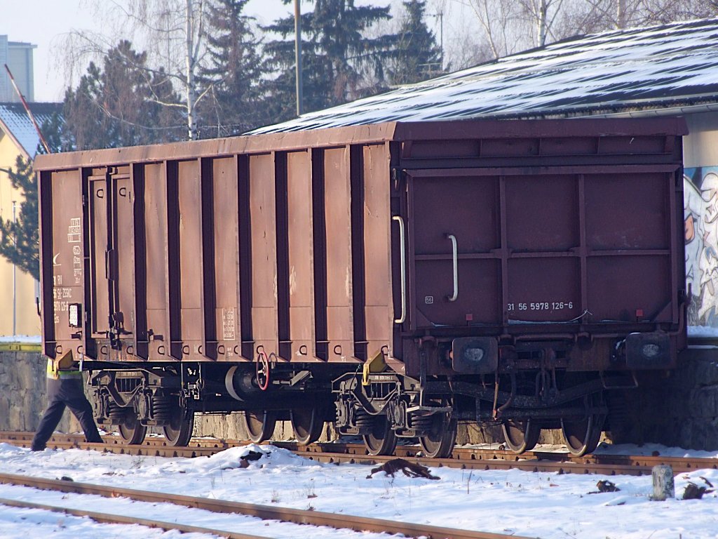 Eas (31565978126-6) wurde seiner Rundholzfracht entledigt und wartet nun auf die Abholung;091222