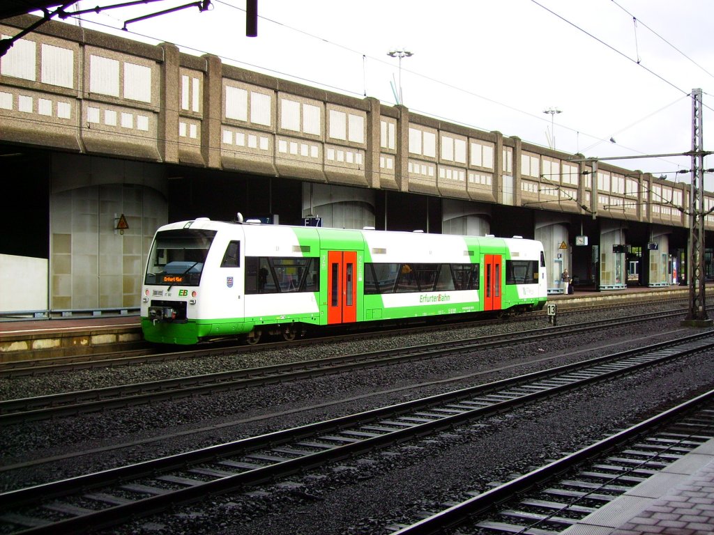 EB-Regioshuttle VT 2 steht am 21.04.2012 als EB 80637 ber Hann. Mnden, Eichenberg, Leinefelde, Mhlhausen (Thr.) und Bad Langensalza nach Erfurt im Bahnhof Kassel-Wilhelmshhe zur Abfahrt bereit.