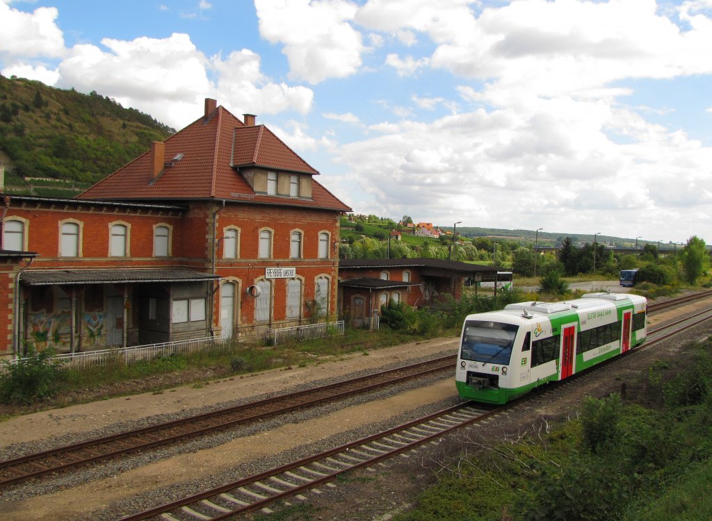 EB VT 307 als DPE 92050 von Gera Hbf nach Laucha (Unstrut), am 08.09.2012 beim Kreuzungshalt im alten Bf Freyburg (Unstrut). Der Sonderzug brachte Besucher zum grten Weinfest in Mitteldeutschland nach Freyburg und fuhr dann weiter ber Laucha nach Karsdorf zur Abstellung.