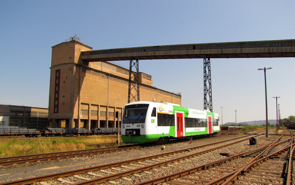 EB VT 310 als EBx 37447 von Leipzig Hbf nach Saalfeld, am 15.08.2012 bei der Durchfahrt in Knitz (Thr).