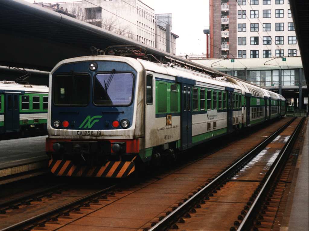 EB750-19, EB950-24, EB950-25, EA850-13 der Ferrovie Lombarde (FL) mit Regionalzug Saronno-Milano Nord auf Bahnhof Milano Stazione Ferrovie Nord am 14-1-2001. Bild und scan: Date Jan de Vries.