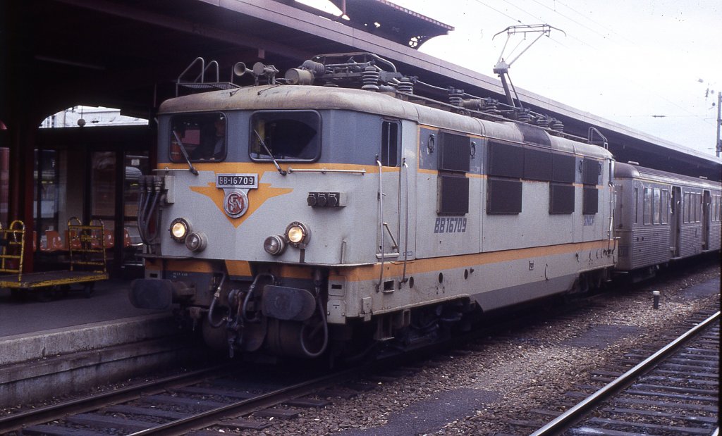 Ebefalls im September 1989 in Metz entstand die Aufnahme der BB16709 in damals aktueller SNCF-Lackierung. Der Zug kam aus Thionville. Nikon F301 - Scan vom Dia.