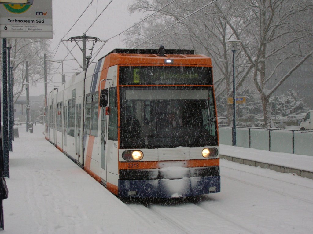 Eben fotografiert in der Mittagspause. Wagen 2213 der RNV um 13:05 Uhr an der Haltestelle  Technoseum S�d  in Mannheim. Trotz des starken Schneefalls war die Bahn p�nktlich. 