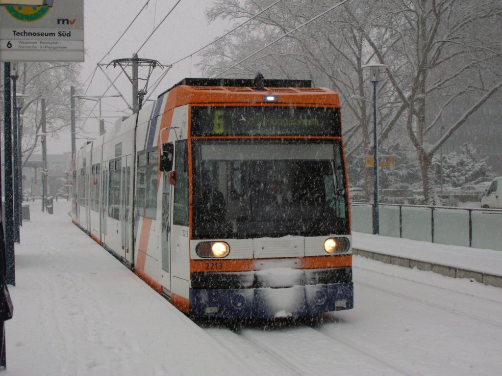 Eben fotografiert in der Mittagspause. Wagen 2213 der RNV um 13:05 Uhr an der Haltestelle  Technoseum Sd  in Mannheim. Trotz des starken Schneefalls war die Bahn pnktlich. 