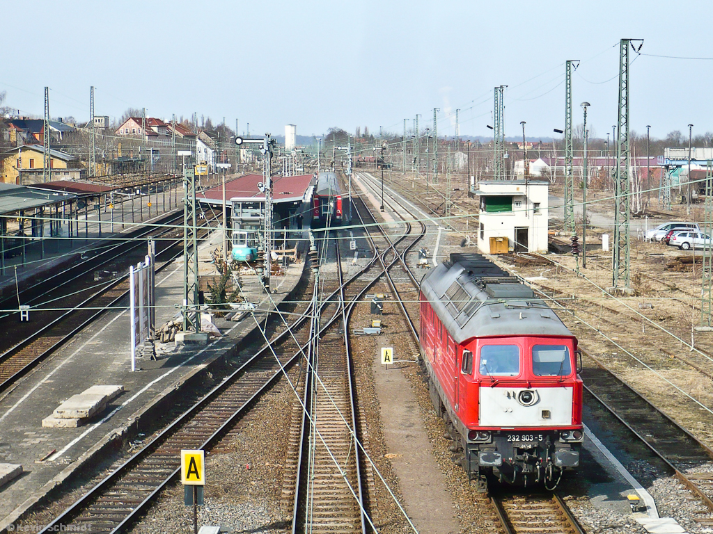 Eben hat Ludmilla 232 903-5 eine Garnitur aus n- und y-Wagen als RE aus Erfurt Hbf nach Altenburg auf Gleis 3 gebracht. Nun setzt sie für die Rückleistung um. (12.03.2011)