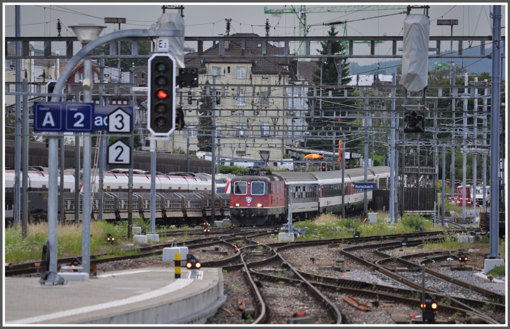 Eben noch Sonne, nhert sich ein Gewitter ber dem Bodensee. RE3821 nach Chur fhrt in Rorschach ein. (05.06.2011)