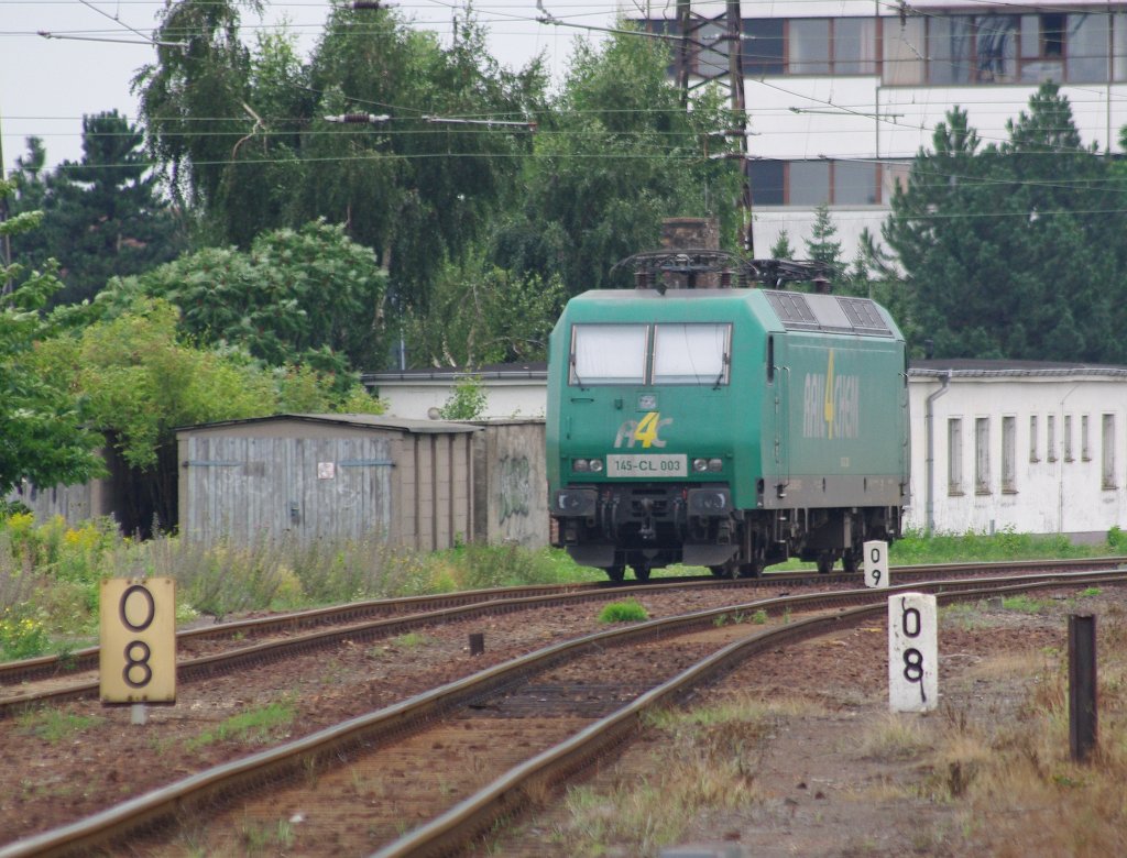 Ebenfalls abgestellt, jedoch etwas weiter hinten und ganz allein: 145-CL 003. Aufgenommen am 14.08.2010 in Grokorbetha.