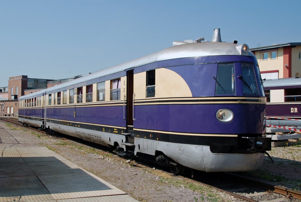 Ebenfalls am 03.07.10 wurde dieser SVT im DB Museum Halle(S) gezeigt, er steht sonst auf dem Museumsgleis des Leipziger Hbf. Welcher Baureihentyp ist das?