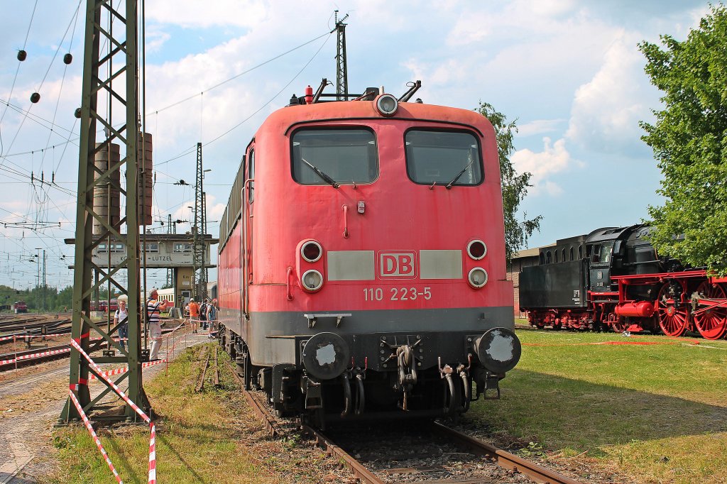 Ebenfalls am 08.06.2013, 110 223-5 mit ziemlich ausgebleichen Lack im DB Museum Koblenz-Ltzel. Im rechten Hintergrund zu erkennen, 01 150 auf dem Abstellgleis.