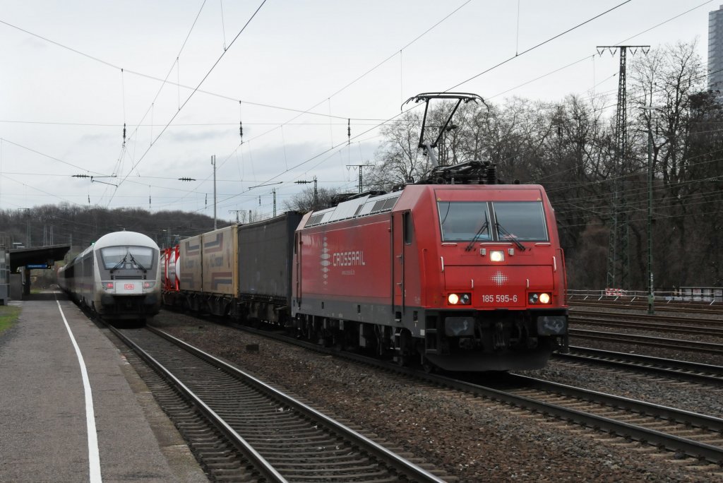 Ebenfalls am 15/01/2011 fuhr mir die rote 185 595-6 von Crossrail in Kln-West vor die Linse.