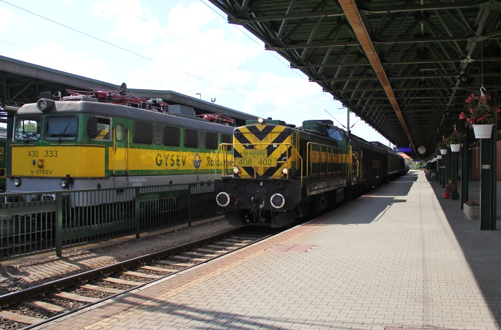 Ebenfalls am 15.05.2013 im Verschub- und Rangierdienst im Bahnhof Sopron: 408 402, daneben 430 333.