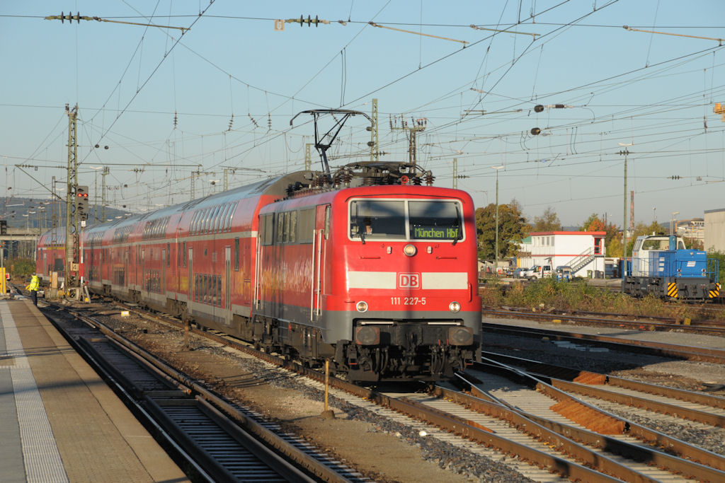 Ebenfalls am 15.10.11 war 111 227 Richtung Mnchen, hier in Regensburg, unterwegs