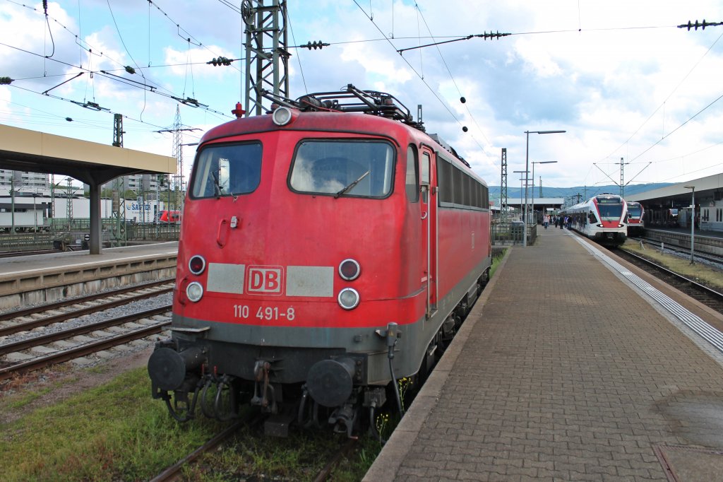 Ebenfalls am 24.05.2013 stand ein paar Gleise neben der 110 469-4 die ex. Ferrero Fan Connection Werbelok 110 491-8, die am 22.05.2013 einem Pilgerzug aus Richtung Norden nach Basel brachte, der weiter nach Lourdes (F) fuhr.
