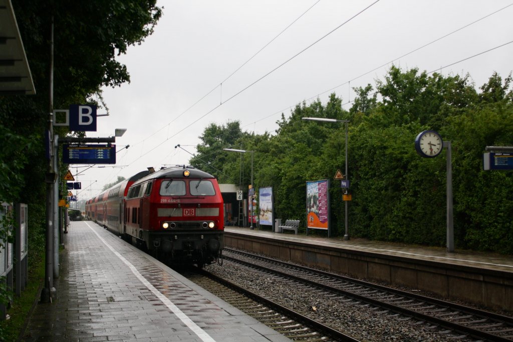 Ebenfalls am 24.07.10 donnerte 218 444-8 mit dem Gegenzug von Mnchen nach Mhldorf durch Poing.