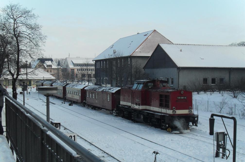 Ebenfalls von der Aussichtsplattform des Wernigerder Schmalspurbahnhofs war zu sehen wie 199 861-6 den Zug nach Eisfelder Talmhle bereit stellte (19.12.2010).