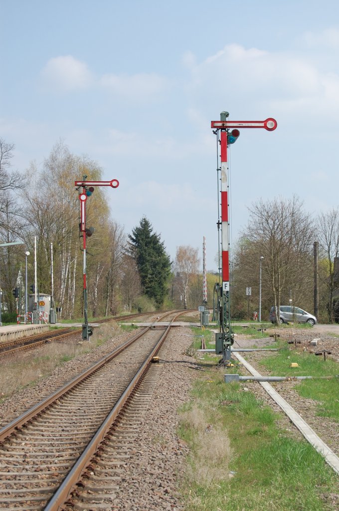 Ebenfalls vom Aussterben bedroht sind die Formsignale. Nachdem nun in Landau (Pfalz) das ESTW ans Netz ging, werden nach und nach wohl auch die anderen Bahnh�fe an der Bahnstrecke Karlsruhe - Neustadt (Weinstra�e)  estwisiert . Bevor dies geschehen wird, habe ich am 10.4.2010 die Kandler Formsignale nochmal in Form dieses Bildes festgehalten.
