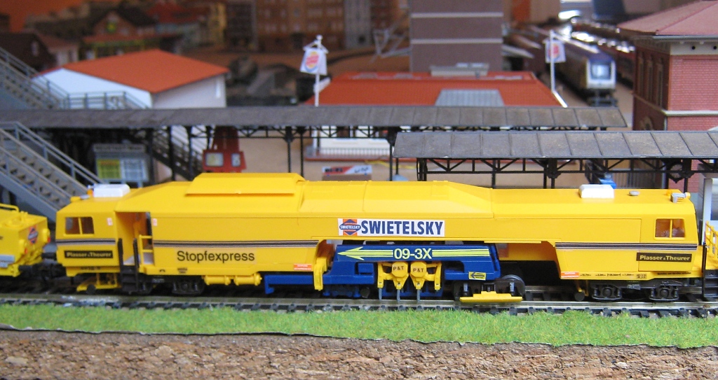 Ebenfalls im Bauzug enthalten, der Kibri Stopfexpress (Bausatz) gelabelt fr Swietelsky. (Aufnehme: 08.02.2012).