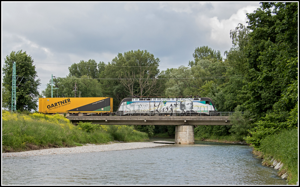 Ebenfalls ein kleines Experiment stellt diese Fotostelle fr mich dar.
Nach dem Strzen des Gartner-Zuges SGAG 42389 (Lambach - Sopron) in Ebenfurth geht es auf den Weg zum Zielbahnhof, dabei berquert der Zug die Brcke, die einerseits die Grenze zwischen Ebenfurth und Neufeld an der Leitha darstellt, gleichzeitig auch Grenze zwischen BB und GySEV/ROeEE darstellt.
Aufgenommen wurde das Gespannt am 25. Mai 2013 um 17:25 Uhr.