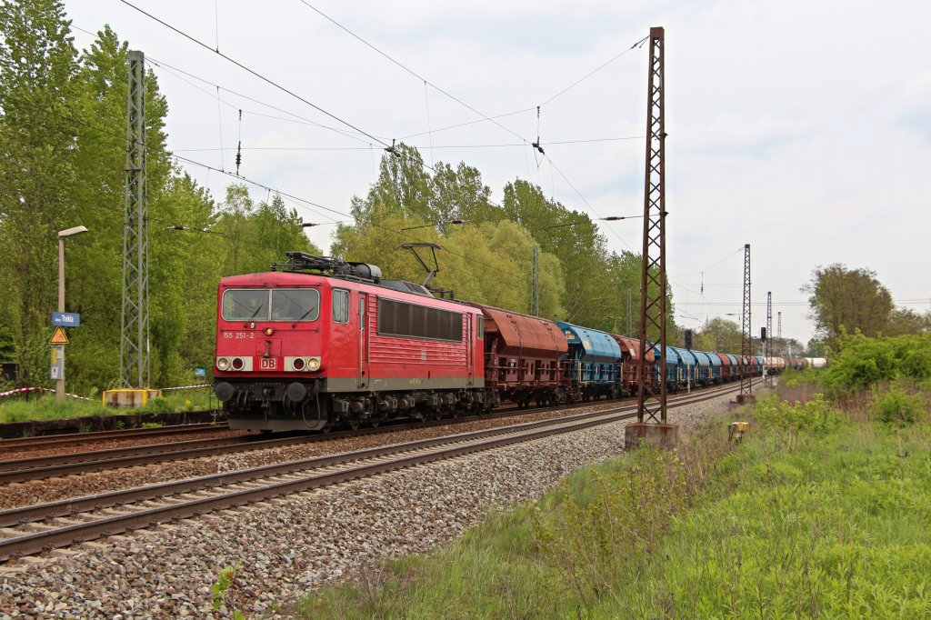 Ebenfalls einen gemischten Gterzug am Haken hatte 155 251-2. Hier durchfhrt sie am 10.05.13 Leipzig-Thekla.