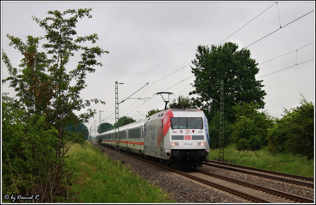 Ebenfalls gefreut haben wir uns als das Wetter mal bewlkt war und so 101 144 -4  Hertha BSC Berlin  ohne starken Frontschatten und Gegenlicht abgeschossen werden konnte. Die noch gut im Lack gehaltene Schnellzuglok befindet sich am 28.05.2011 gerade kurz vor dem eh. Bf Mangolding und wird in ca. 5 min Regensburg Hbf erreichen.