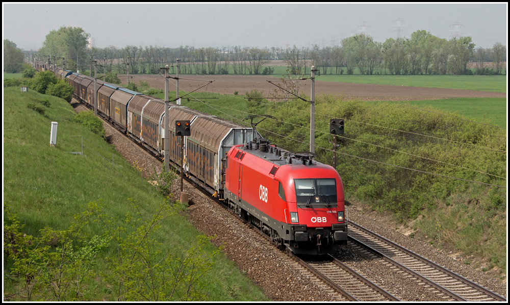 Ebenfalls im hohen Dienst des Audi-Zugs befand sich 1116 022 am 01. Mai 2013, aufgenommen um 14:34 Uhr kurz vor Gramatneusiedl.