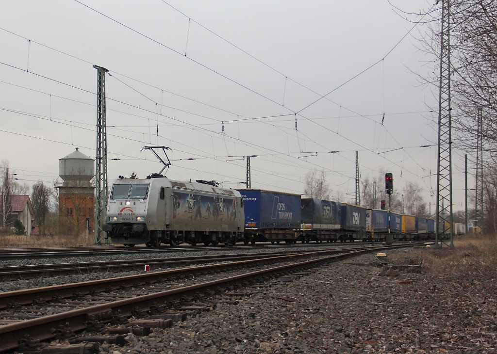 Ebenfalls lange nicht gesehen: 185 540-2. Hier mit Containerzug in Fahrtrichtung Norden. Aufgenommen am 29.02.2012 in Eschwege West.