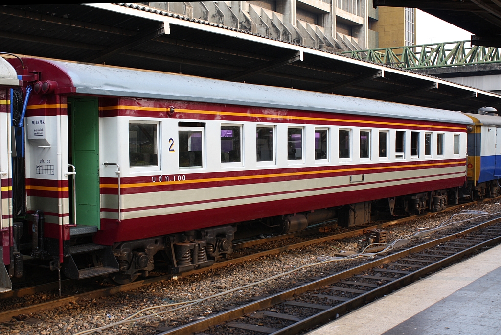Ebenfalls neu designet der บชท.100 (บชท.=BSC/Bogie Second Class), Baujahr 1957, Kinki Sharyo/Japan, am 12.März 2011 im Bf. Hua Lamphong.