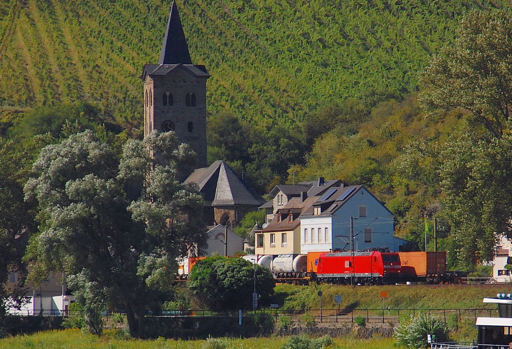 Ebenfalls vom Sonnendeck der MS Loreley Elegance machte ich dieses Foto, es zeigt zwei Gterzge, die sich auf den rechten Rheinseite begegnen. Der bergwrtsfahrende Gterzug wird von der 185 132-8 gezogen, whrend der talswrtsfahrende Gterzug von der SBB Cargolok 482 017-1(nicht im Bild)gezogen wurde. Samstag 18.8.2012