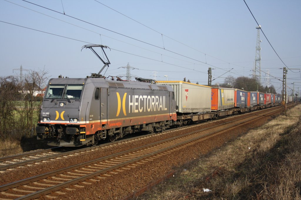 Ebenso am 15.03.2012 kam die 241.002  Hectorrail  in Ahlten mit GZ durch.
