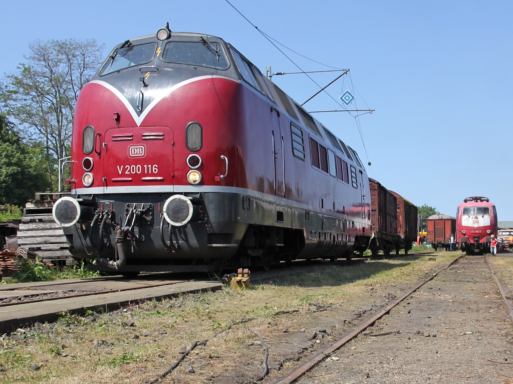 Ebenso wie die E94 ist auch die V200 116 in der Lokausstellung sowie im Einsatz an den Bahnwelttagen 2011 in Darmstadt-Kranichstein zu bewundern. Aufgenommen am 02.06.2011.