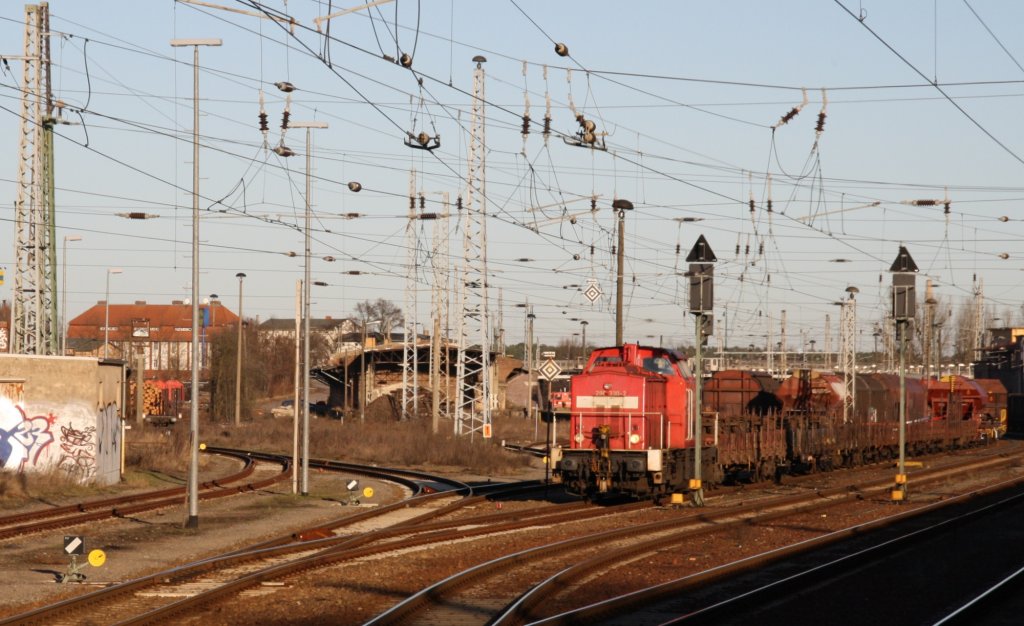Eberswalde, 28.12.12. Nordende des Bahnhofs aus EC aufgenommen. Zur Abfahrt bereit 298 330 mit Nahgterzug.