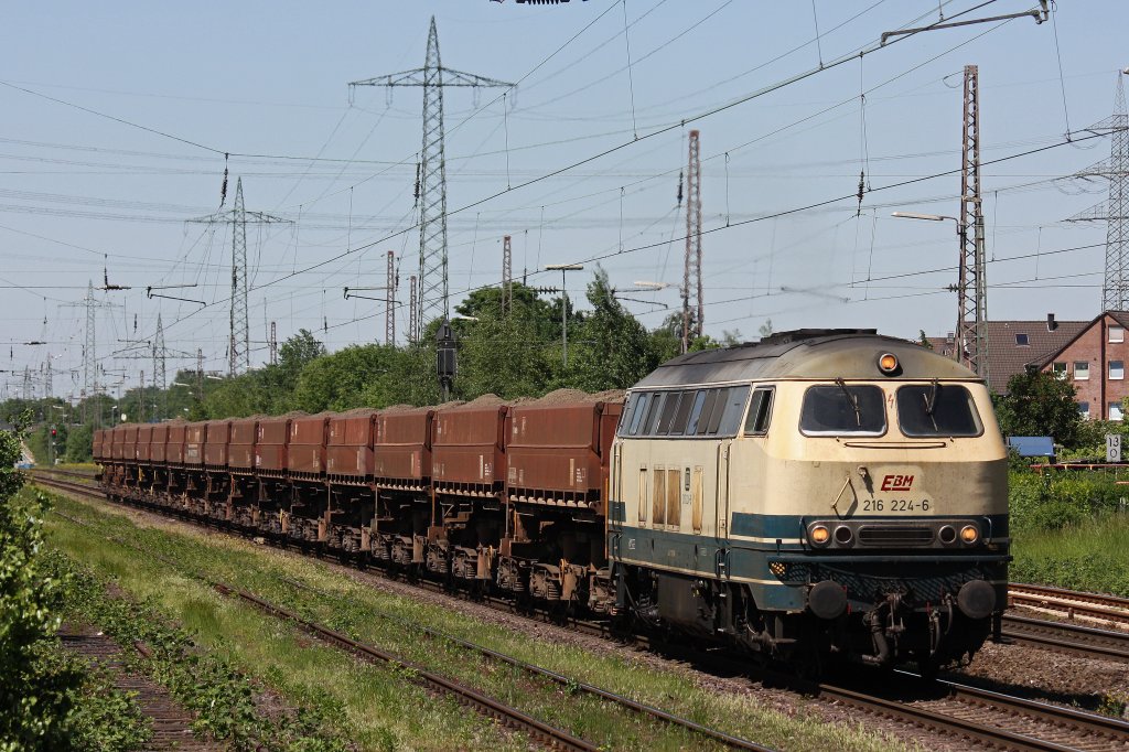 EBM 216 224 am 25.5.12 mit einem Kieszug in Ratingen-Lintorf.